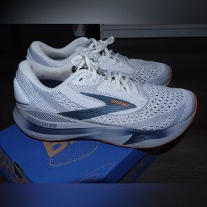 Brooks Adrenaline GTS 24 Men Running Shoe Size 8.5 like new in Box